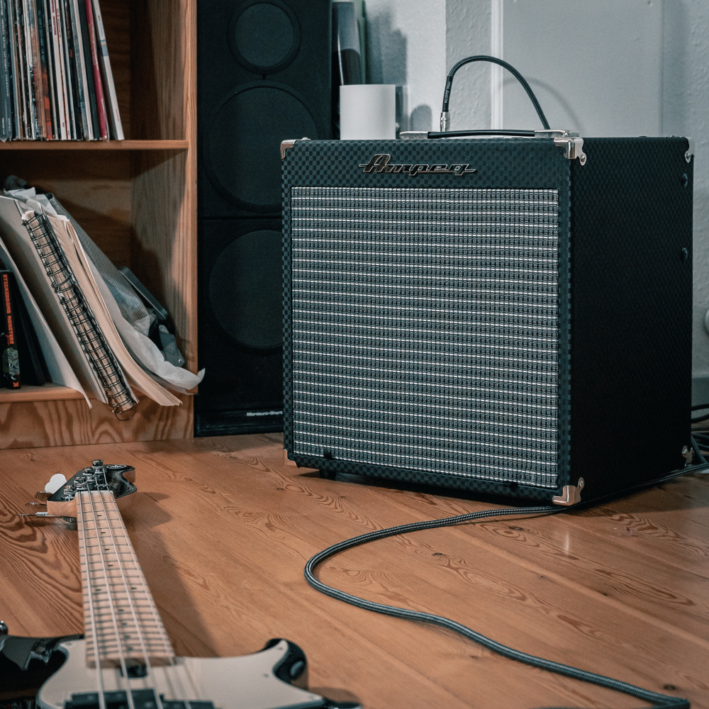 Ampeg RB-108 - доступный комбо начального уровня
